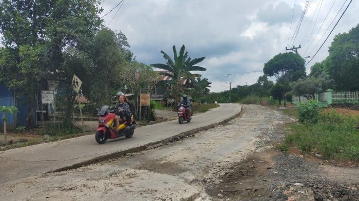 Jalan utama di Kecamatan Juai Kabupaten Balangan (SuarIndonesia/Humas)