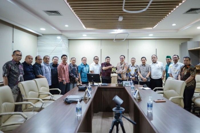 Wakil Ketua DRPD Kalsel, M. Syaripuddin, S.E., M.A.P bersama Komisi III DPRD Kalsel yang membidangi infrastruktur kaji banding ke Kementerian Perhubungan RI, pada Jum’at (15/3/2024), SuariIndonesia/Humas)