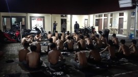 Tindakan terhadap balap liar dilakukan Jajaran Polsekta Banjarmasin Tengah, dengan merazia di enam titik dan sebanyak 38 para remaja bersama 21 unit sepeda motor yang diduga kurang dilengkapi surat-menyuratnya digiring, Minggu (17/3/2024) dinihari. (SuarIndonesia/DO)