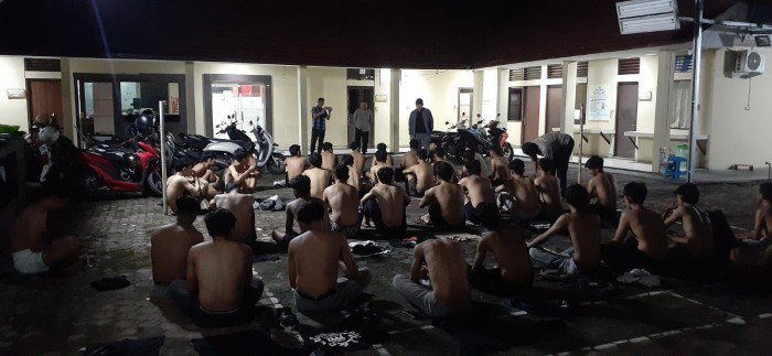 Tindakan terhadap balap liar dilakukan Jajaran Polsekta Banjarmasin Tengah, dengan merazia di enam titik dan sebanyak 38 para remaja bersama 21 unit sepeda motor yang diduga kurang dilengkapi surat-menyuratnya digiring, Minggu (17/3/2024) dinihari. (SuarIndonesia/DO)