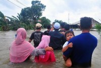 Sejumlah warga berjalan melintasi jalan yang terendam banjir di Desa Setrokalangan, Kudus, Jawa Tengah, Jumat (15/3/2024). Menurut 

data BPBD setempat per Jumat (15/3/2024), banjir akibat intensitas hujan yang tinggi di wilayah pegunungan Muria serta meluapnya Sungai Wulan menyebabkan ribuan rumah terendam dan 22.994 jiwa terdampak serta 271 jiwa mengungsi di 20 desa di lima Kecamatan, juga menyebabkan empat orang meninggal akibat tenggelam. [ANTARA Foto/Yusuf N]