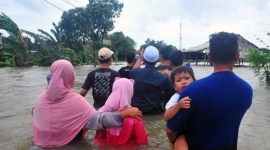 Sejumlah warga berjalan melintasi jalan yang terendam banjir di Desa Setrokalangan, Kudus, Jawa Tengah, Jumat (15/3/2024). Menurut 

data BPBD setempat per Jumat (15/3/2024), banjir akibat intensitas hujan yang tinggi di wilayah pegunungan Muria serta meluapnya Sungai Wulan menyebabkan ribuan rumah terendam dan 22.994 jiwa terdampak serta 271 jiwa mengungsi di 20 desa di lima Kecamatan, juga menyebabkan empat orang meninggal akibat tenggelam. [ANTARA Foto/Yusuf N]