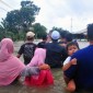 Sejumlah warga berjalan melintasi jalan yang terendam banjir di Desa Setrokalangan, Kudus, Jawa Tengah, Jumat (15/3/2024). Menurut 

data BPBD setempat per Jumat (15/3/2024), banjir akibat intensitas hujan yang tinggi di wilayah pegunungan Muria serta meluapnya Sungai Wulan menyebabkan ribuan rumah terendam dan 22.994 jiwa terdampak serta 271 jiwa mengungsi di 20 desa di lima Kecamatan, juga menyebabkan empat orang meninggal akibat tenggelam. [ANTARA Foto/Yusuf N]