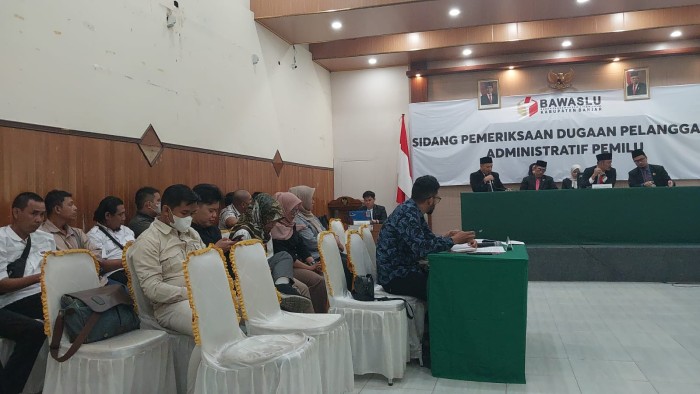 Sidang kasus permohonan administrasi di Bawaslu Kabupaten Banjar memasuki babak lanjutan dengan agenda Jawab Termohon dan alat bukti, Senin  (18/3/2024) (SuarIndonesia/Ist)