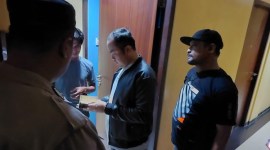 Tiga hotel kelas melati, digerebek anggota Polsekta Banjarmasin Tengah, dan lima pasangan yang terjaring digiring, Selasa (19/3/2024) dinihari (SuarIndonesia/DO)