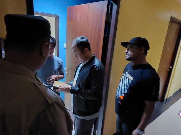 Tiga hotel kelas melati, digerebek anggota Polsekta Banjarmasin Tengah, dan lima pasangan yang terjaring digiring, Selasa (19/3/2024) dinihari (SuarIndonesia/DO)