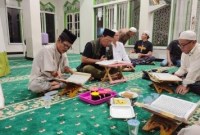 Paman Birin keliling tadarusan bersama warga di berbagai Musala hingga masjid Kabupaten Banjar, pada Senin (18/3/2024) malam. (SuarIndonesia/Adv)