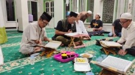 Paman Birin keliling tadarusan bersama warga di berbagai Musala hingga masjid Kabupaten Banjar, pada Senin (18/3/2024) malam. (SuarIndonesia/Adv)
