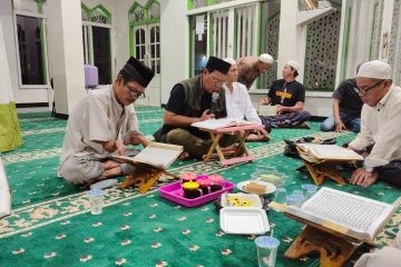 Paman Birin keliling tadarusan bersama warga di berbagai Musala hingga masjid Kabupaten Banjar, pada Senin (18/3/2024) malam. (SuarIndonesia/Adv)