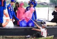 Anggota membagikan takjil dan makanan siap saji untuk berbuka kepada masyarakat pulau binaan dan pesisir Sungai di wilayah Pulau Alalak, Kabupaten Barito Kuala (Batola), serta di Kota Banjarmasin, Selasa (19/3/2024). (SuarIndonesia/Ist)