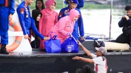 Anggota membagikan takjil dan makanan siap saji untuk berbuka kepada masyarakat pulau binaan dan pesisir Sungai di wilayah Pulau Alalak, Kabupaten Barito Kuala (Batola), serta di Kota Banjarmasin, Selasa (19/3/2024). (SuarIndonesia/Ist)