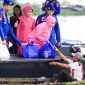 Anggota membagikan takjil dan makanan siap saji untuk berbuka kepada masyarakat pulau binaan dan pesisir Sungai di wilayah Pulau Alalak, Kabupaten Barito Kuala (Batola), serta di Kota Banjarmasin, Selasa (19/3/2024). (SuarIndonesia/Ist)