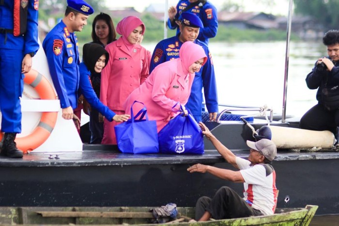 Anggota membagikan takjil dan makanan siap saji untuk berbuka kepada masyarakat pulau binaan dan pesisir Sungai di wilayah Pulau Alalak, Kabupaten Barito Kuala (Batola), serta di Kota Banjarmasin, Selasa (19/3/2024). (SuarIndonesia/Ist)