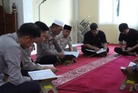 personel Polresta Banjaramsin mengisi  waktu dengan Tadarusan Al Quran. (SuarIndonesia/Humas)