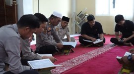 personel Polresta Banjaramsin mengisi  waktu dengan Tadarusan Al Quran. (SuarIndonesia/Humas)