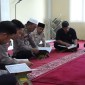 personel Polresta Banjaramsin mengisi  waktu dengan Tadarusan Al Quran. (SuarIndonesia/Humas)