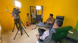 Kepala BPBD Kalsel Raden Suria Fadliansyah (baju lengan panjang) sedang melakukan uji coba alat media podcast , di Ruang Komunikasi Infornasi dan Edukasi (KIE) Kantor BPBD Kalsel, Rabu (20/3/2024). (SuarIndonesia/Ist)