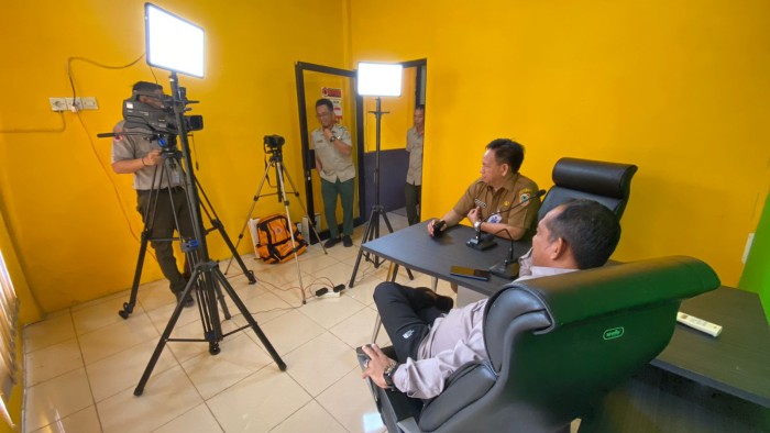 Kepala BPBD Kalsel Raden Suria Fadliansyah (baju lengan panjang) sedang melakukan uji coba alat media podcast , di Ruang Komunikasi Infornasi dan Edukasi (KIE) Kantor BPBD Kalsel, Rabu (20/3/2024). (SuarIndonesia/Ist)