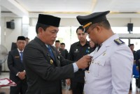 53 pejabat terdiri atas Administrator, Pengawas serta Fungsional di lingkungan Pemerintah Kabupaten Balangan dilantik dan diambil sumpah janji jabatan oleh Bupati Balangan, Abdul Hadi, di Mahligai Mayang Maurai, Paringin, Rabu (20/3/2024). (SuarIndonesia/Adv)