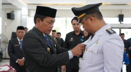 53 pejabat terdiri atas Administrator, Pengawas serta Fungsional di lingkungan Pemerintah Kabupaten Balangan dilantik dan diambil sumpah janji jabatan oleh Bupati Balangan, Abdul Hadi, di Mahligai Mayang Maurai, Paringin, Rabu (20/3/2024). (SuarIndonesia/Adv)