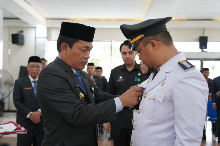 53 pejabat terdiri atas Administrator, Pengawas serta Fungsional di lingkungan Pemerintah Kabupaten Balangan dilantik dan diambil sumpah janji jabatan oleh Bupati Balangan, Abdul Hadi, di Mahligai Mayang Maurai, Paringin, Rabu (20/3/2024). (SuarIndonesia/Adv)