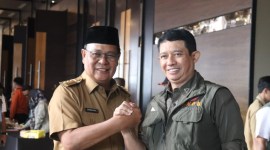 Gubernur Kalsel, H Sahbirin.Noor bersama Kepala BNPB RI Letjen TNI Suhayanto, saat melakukan rakor karhutla di Kalsel. (SuarIndonesia/Ist)