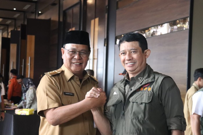 Gubernur Kalsel, H Sahbirin.Noor bersama Kepala BNPB RI Letjen TNI Suhayanto, saat melakukan rakor karhutla di Kalsel. (SuarIndonesia/Ist)