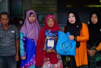 Gabungan Organisasi Wanita (GOW) Kabupaten Balangan kembali melanjutkan giat sosial berbaginya kepada lansia di Kecamatan Paringin, Kamis (21/3/2024). (SuarIndonesia/adv)