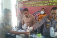 Direktur Resnarkoba Polda Kalsel, Kombes Pol Kelana Jaya dan Kabid Humas Kombes Pol Adam Erwindi, yang sekaligus menunjukan bukti home industri sabu-sabu yang dilakukan pelaku, Jumat (22/3/2024) (SuarIndonesia/ZI).