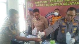 Direktur Resnarkoba Polda Kalsel, Kombes Pol Kelana Jaya dan Kabid Humas Kombes Pol Adam Erwindi, yang sekaligus menunjukan bukti home industri sabu-sabu yang dilakukan pelaku, Jumat (22/3/2024) (SuarIndonesia/ZI).