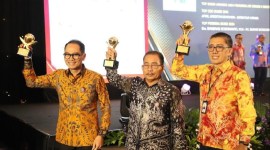 Bank Kalsel berhasil memboyong tiga penghargaan ajang prestisius TOP BUMD Awards 2024 di Hotel Raffles Jakarta, Rabu (20/03/2024). (SuarIndonesia/ist)