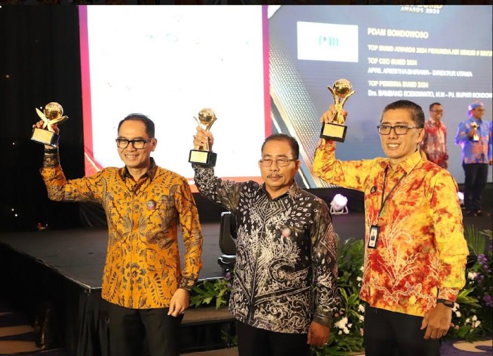 Bank Kalsel berhasil memboyong tiga penghargaan ajang prestisius TOP BUMD Awards 2024 di Hotel Raffles Jakarta, Rabu (20/03/2024). (SuarIndonesia/ist)