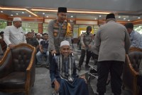 Kapolda Kalsel, Irjen Pol Winarto berbagi kebahagiaan dengan membagikan 2 kursi roda dan bingkisan kepada warga yang membutuhkan. (SuarIndonesia/ist)