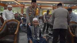 Kapolda Kalsel, Irjen Pol Winarto berbagi kebahagiaan dengan membagikan 2 kursi roda dan bingkisan kepada warga yang membutuhkan. (SuarIndonesia/ist)