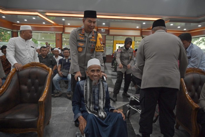 Kapolda Kalsel, Irjen Pol Winarto berbagi kebahagiaan dengan membagikan 2 kursi roda dan bingkisan kepada warga yang membutuhkan. (SuarIndonesia/ist)