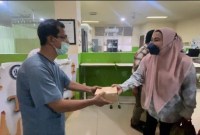Aksi kemanusiaan Ikatan Jurnalis Televisi Indonesia (IJTI) Pengurus Daerah (Pengda) Kalimantan Selatan (Kalsel) dengan memberikan Takjil berbuka terhadap keluarga pasien di RSUD Ulin Banjarmasin. (SuarIndonesia/ist)