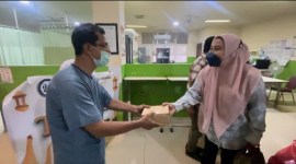 Aksi kemanusiaan Ikatan Jurnalis Televisi Indonesia (IJTI) Pengurus Daerah (Pengda) Kalimantan Selatan (Kalsel) dengan memberikan Takjil berbuka terhadap keluarga pasien di RSUD Ulin Banjarmasin. (SuarIndonesia/ist)