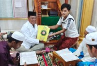 Gubernur Kalsel H. Sahbirin Noor atau biasa disapa Paman Birin, selepas salat terawih keliling mendatangi masjid dan Musala. (SuarIndonesia/adv)