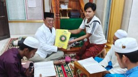 Gubernur Kalsel H. Sahbirin Noor atau biasa disapa Paman Birin, selepas salat terawih keliling mendatangi masjid dan Musala. (SuarIndonesia/adv)