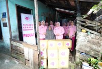 Yayasan Kemala Bhayangkari Cabang Kota Banjarmasin melaksanakan bakti sosial dengan memberikan tali asih dan paket sembako ke sejumlah rumah warga yang kurang mampu dan sakit di kawasan Banjarmasin Timur, Senin (25/3/2024).. (SuarIndonesia/YI)
