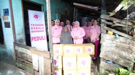 Yayasan Kemala Bhayangkari Cabang Kota Banjarmasin melaksanakan bakti sosial dengan memberikan tali asih dan paket sembako ke sejumlah rumah warga yang kurang mampu dan sakit di kawasan Banjarmasin Timur, Senin (25/3/2024).. (SuarIndonesia/YI)