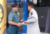 Komandan Pangkalan TNI AL Banjarmasin Kolonel Laut (P) Agus Setyawan, S.H., M.A.P, beserta Perwira Staf menyambut kedatangan Kepala Zona Bakamla Tengah Laksma Bakamla Oc. Budi Santoso (SuarIndonesia/ist)