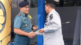 Komandan Pangkalan TNI AL Banjarmasin Kolonel Laut (P) Agus Setyawan, S.H., M.A.P, beserta Perwira Staf menyambut kedatangan Kepala Zona Bakamla Tengah Laksma Bakamla Oc. Budi Santoso (SuarIndonesia/ist)