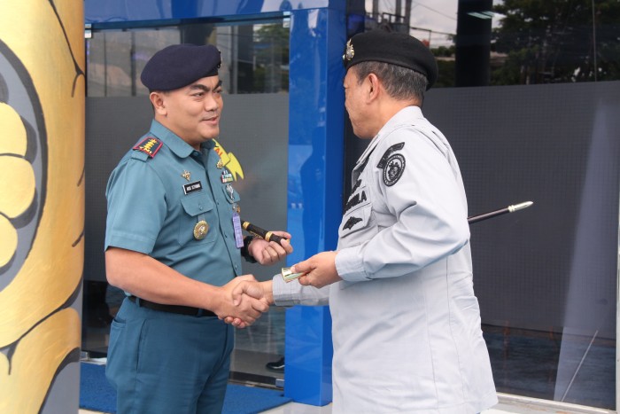 Komandan Pangkalan TNI AL Banjarmasin Kolonel Laut (P) Agus Setyawan, S.H., M.A.P, beserta Perwira Staf menyambut kedatangan Kepala Zona Bakamla Tengah Laksma Bakamla Oc. Budi Santoso (SuarIndonesia/ist)