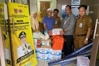  Gubernur Kalimantan Selatan, H Sahibirin Noor diwakili Kepala BPBD Kalsel Raden Suria Fadliansyah menyerahkan  bantuan logistik kepada korban kebakaran di Kelurahan Murung Keraton, Selasa (26/3/2024). (SuarIndonesia/Ist)
