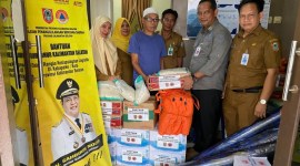  Gubernur Kalimantan Selatan, H Sahibirin Noor diwakili Kepala BPBD Kalsel Raden Suria Fadliansyah menyerahkan  bantuan logistik kepada korban kebakaran di Kelurahan Murung Keraton, Selasa (26/3/2024). (SuarIndonesia/Ist)