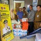  Gubernur Kalimantan Selatan, H Sahibirin Noor diwakili Kepala BPBD Kalsel Raden Suria Fadliansyah menyerahkan  bantuan logistik kepada korban kebakaran di Kelurahan Murung Keraton, Selasa (26/3/2024). (SuarIndonesia/Ist)