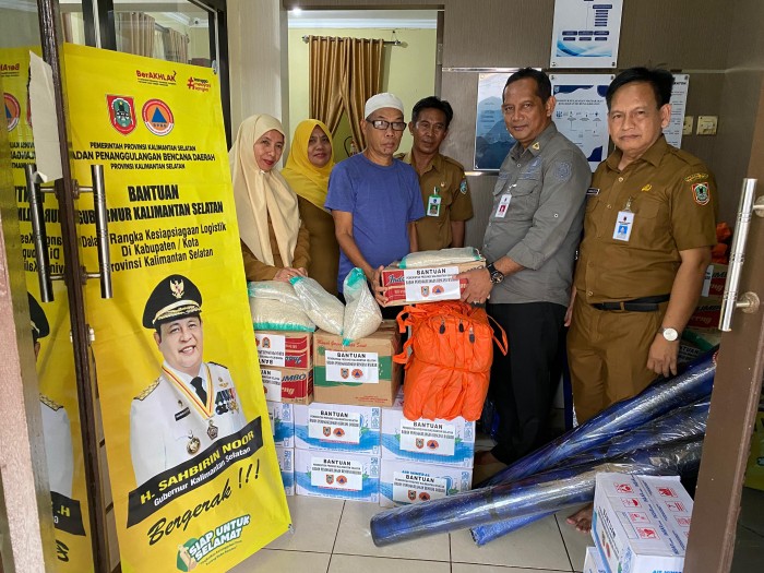  Gubernur Kalimantan Selatan, H Sahibirin Noor diwakili Kepala BPBD Kalsel Raden Suria Fadliansyah menyerahkan  bantuan logistik kepada korban kebakaran di Kelurahan Murung Keraton, Selasa (26/3/2024). (SuarIndonesia/Ist)