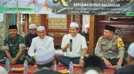 Bupati Balangan, Abdul Hadi bersama jajaran melaksanakan Safari Ramadan 1445 H di Masjid Darul Istiqomah, Desa Lamida Bawah, Kecamatan Paringin, pada Selasa (26/3/2024). (SuarIndonesia/adv)