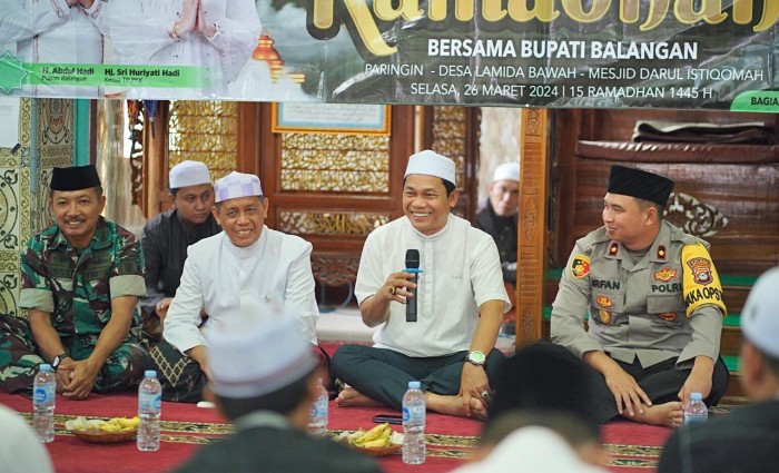 Bupati Balangan, Abdul Hadi bersama jajaran melaksanakan Safari Ramadan 1445 H di Masjid Darul Istiqomah, Desa Lamida Bawah, Kecamatan Paringin, pada Selasa (26/3/2024). (SuarIndonesia/adv)